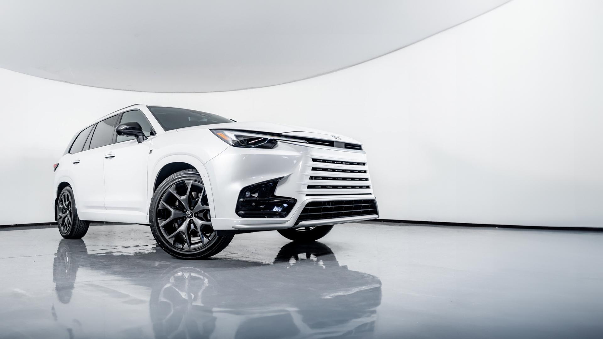 https://x-assets.autorevo-powersites.com/content/assets/clients/71f04ef2-7960-4889-9fd5-c2776566c42d/hero_lexus_suv_1