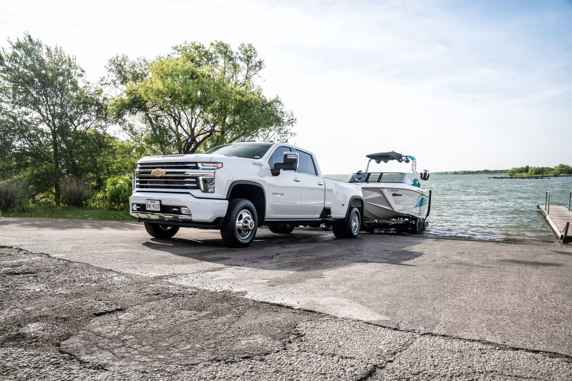 https://x-assets.autorevo-powersites.com/content/assets/clients/a38e846c-263e-4a4a-ad90-ec10700e647a/cmc_white_chevrolet_boat_11