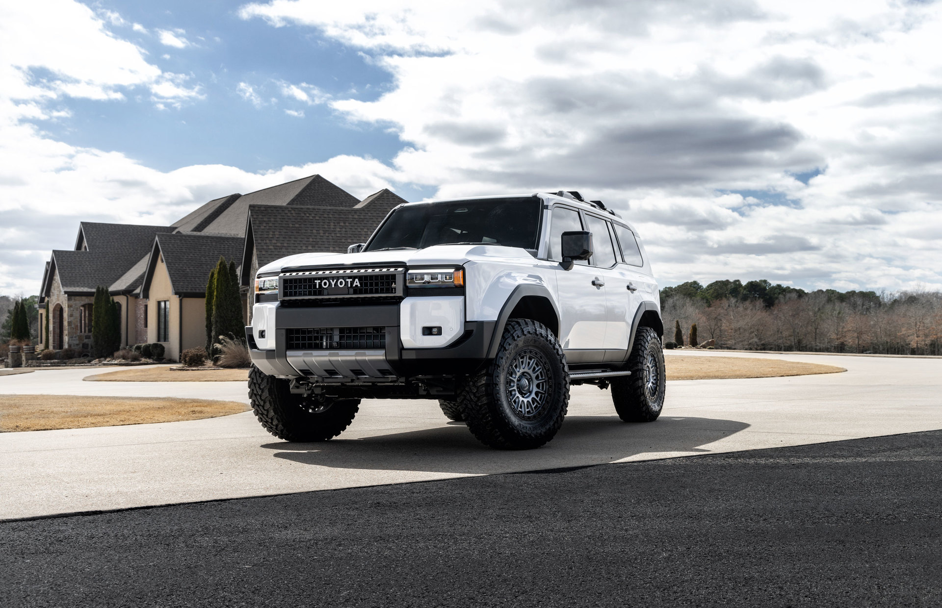 https://x-assets.autorevo-powersites.com/content/assets/clients/a38e846c-263e-4a4a-ad90-ec10700e647a/cmc_white_landcruiser_19